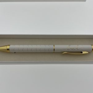 Pen met gouden opschrift ‘luck’